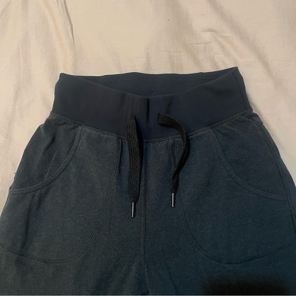Lululemon Free Fall Crop Jogger Sweatpants Size 4 - Picture 5 of 7